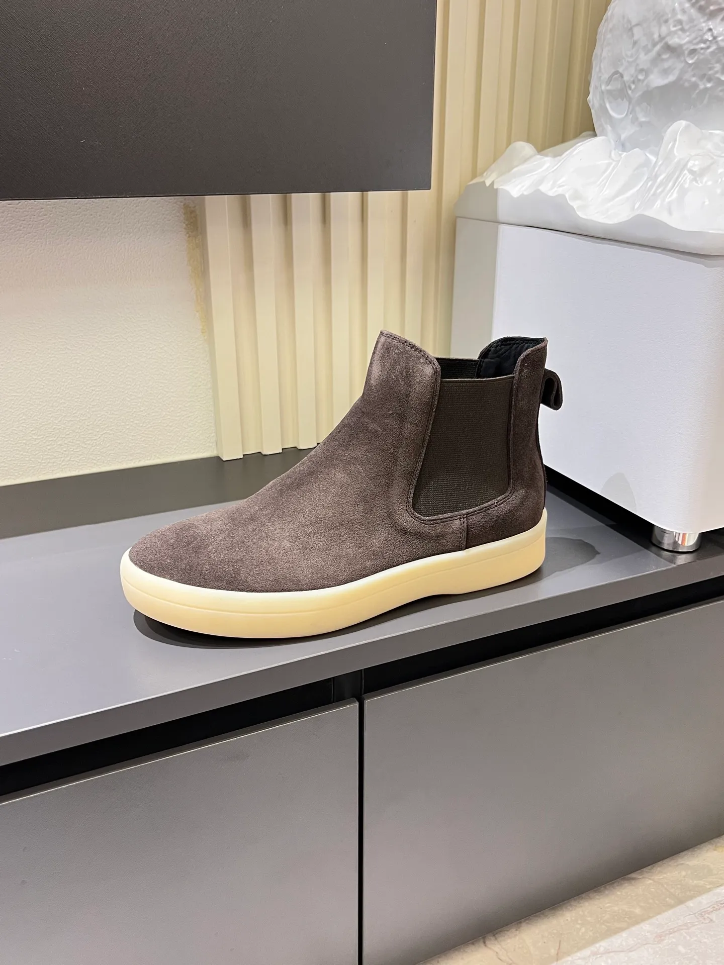 p440 Loro Piana's new niche winter men's mid-top shoes are shipped! The fabric is made of mercerized cowhide imported from Italy, with a sheepskin lining, which is comfortable, breathable and not stuffy to the feet. The outsole is made of natural rubber, which is wear-resistant and non-slip! Size: 38-44 (45.46.)